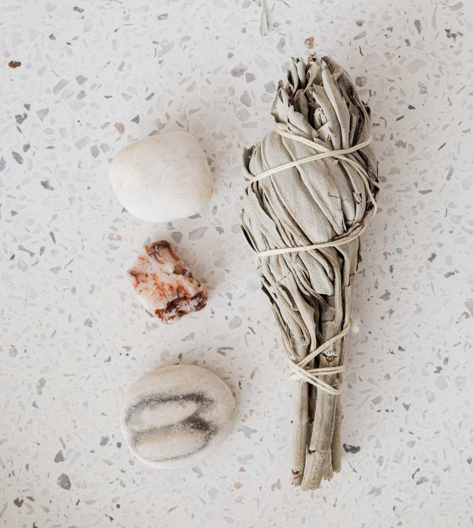 kaboompics_Sage - stones copie